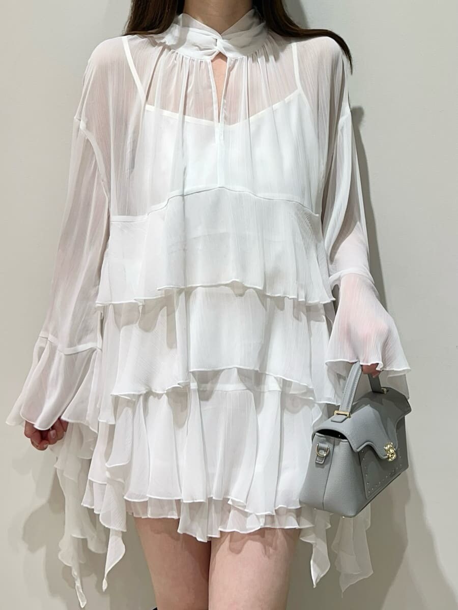 ホワイト系のシャツ/ブラウス、ホワイト系のその他パンツ、ブルー系のショルダーバッグを着用したレディースの秋コーディネートの2枚目の写真