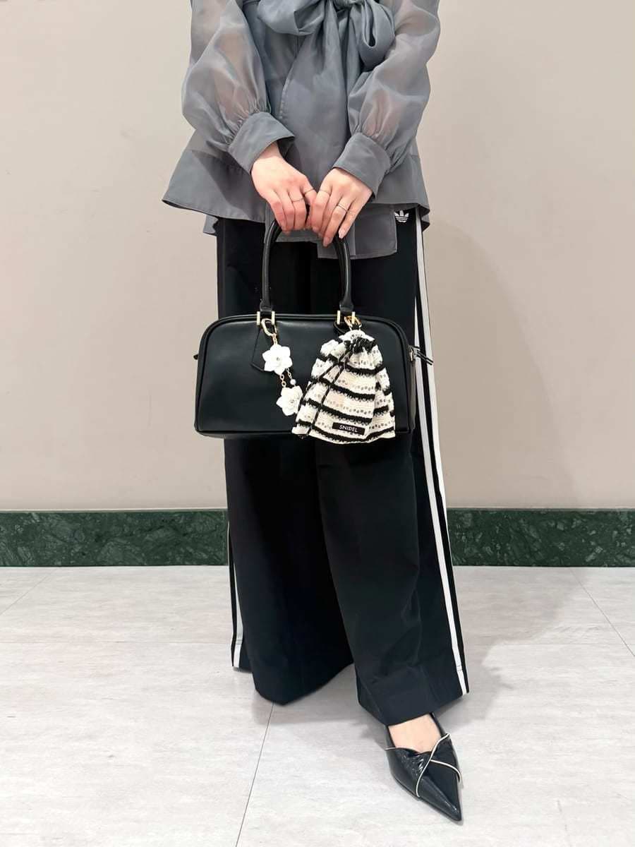 グレー系のニット/セーター、ブラック系のその他パンツ、ブラック系のパンプスを着用したレディースの春コーディネートの5枚目の写真