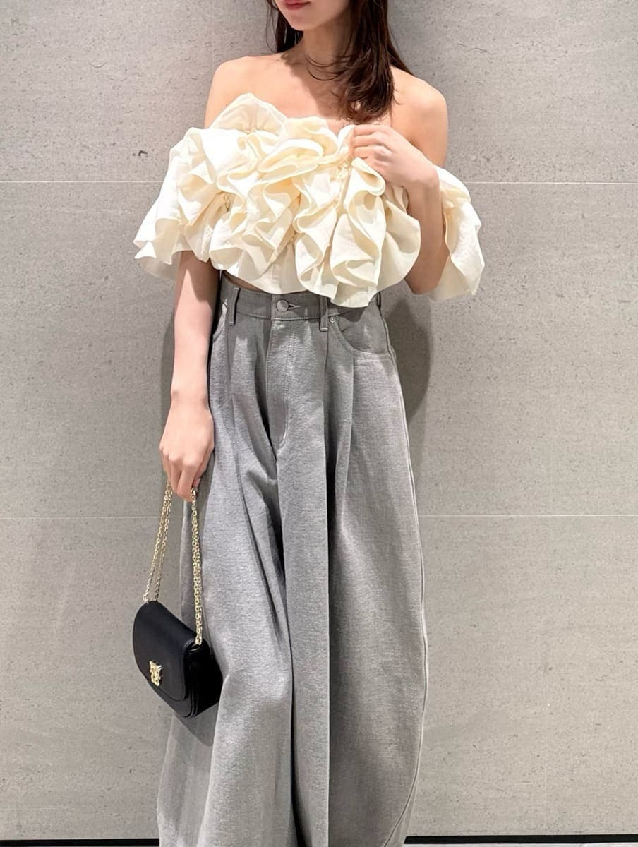 グレー系のデニムパンツ、ホワイト系のシャツ/ブラウス、ブラック系のパンプスを着用したレディースの春コーディネートの2枚目の写真