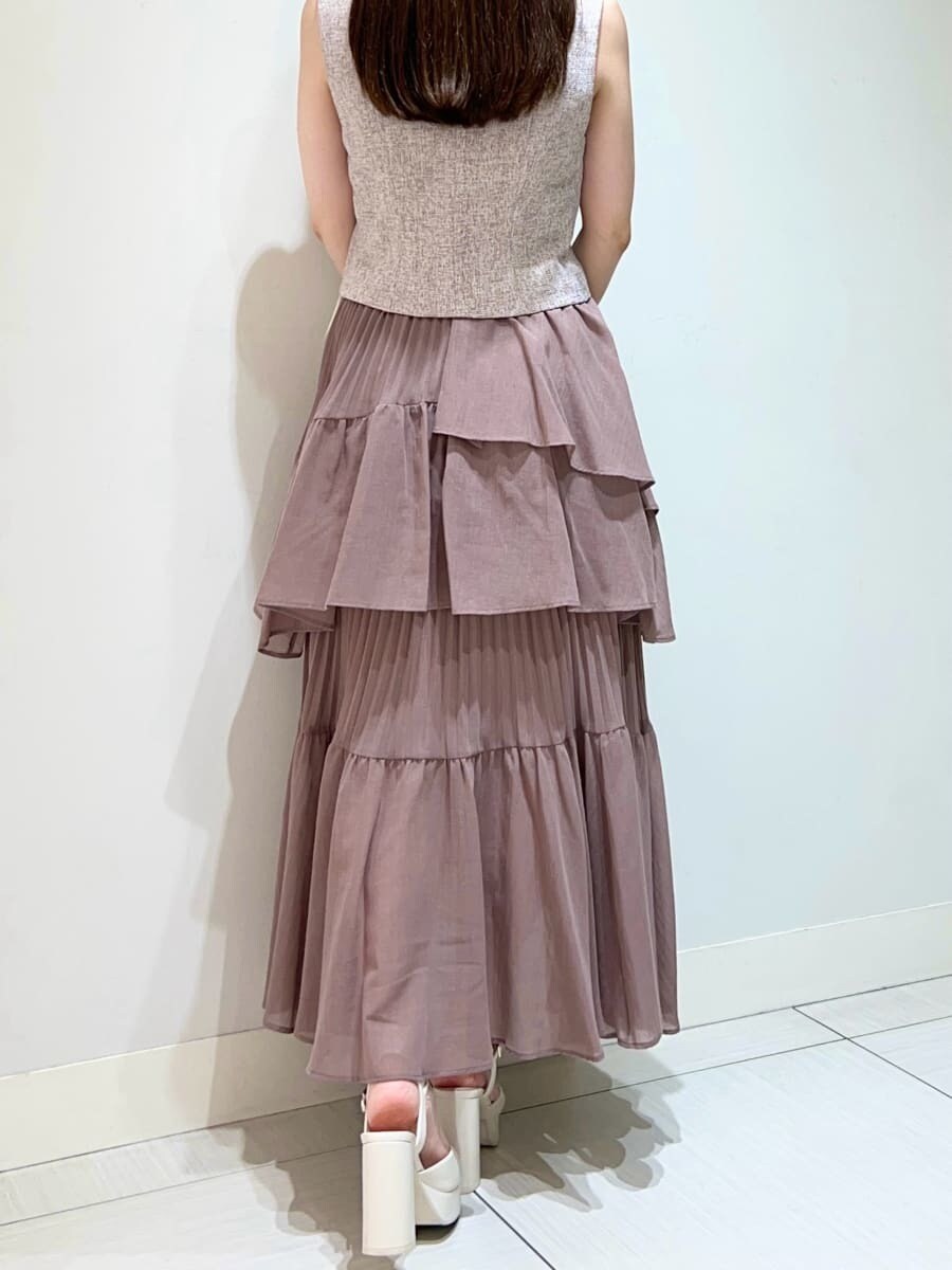 ピンク系のその他アウター、ブラウン系のワンピース、ホワイト系のサンダルを着用したレディースの夏コーディネートの4枚目の写真