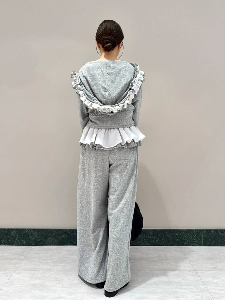 グレー系のその他パンツ、グレー系のパーカー、ホワイト系のキャミソールを着用したレディースの夏コーディネートの3枚目の写真