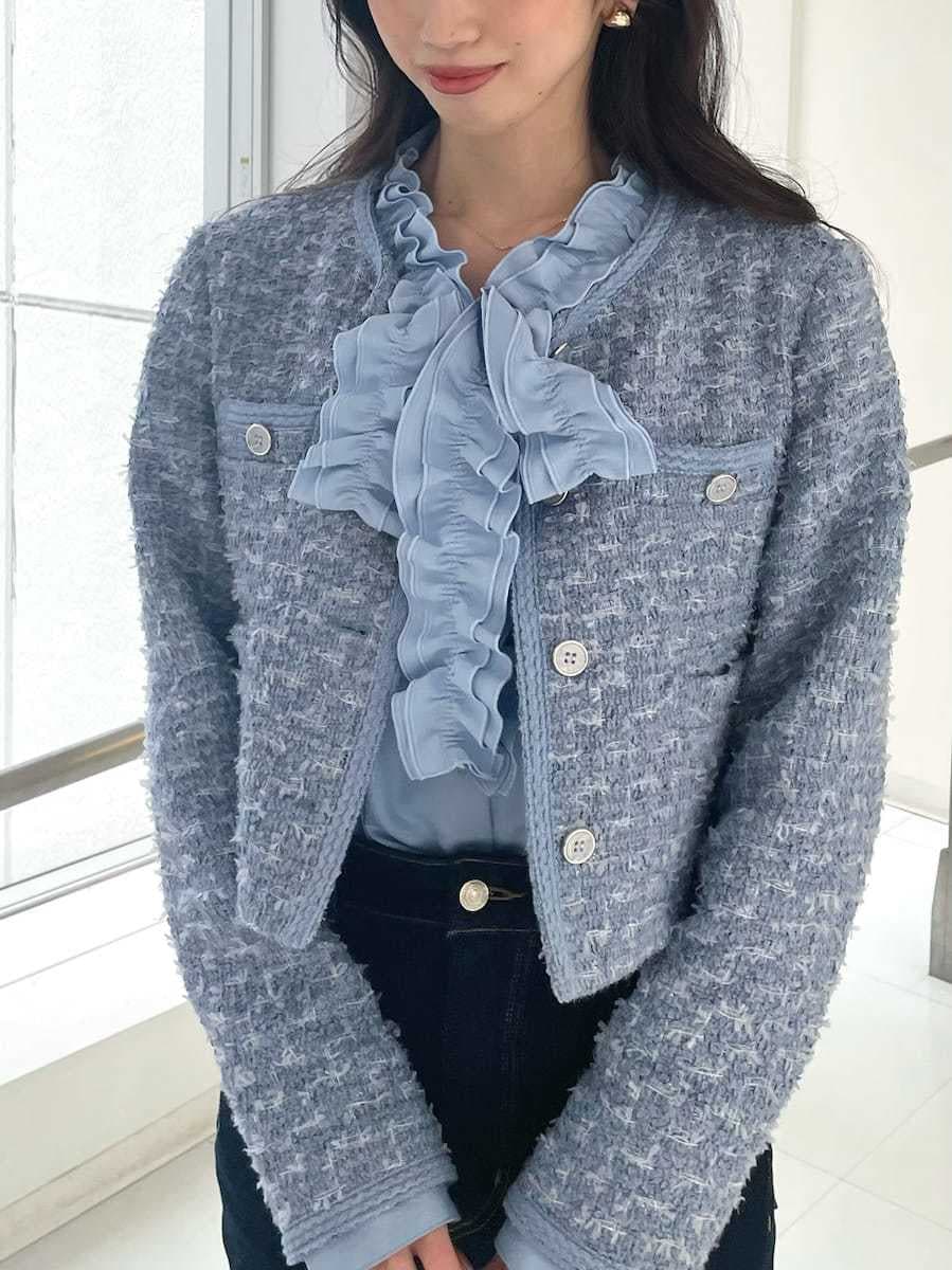 ブルー系のその他パンツ、ブルー系のノーカラージャケット、ブルー系のシャツ/ブラウスを着用したレディースの冬コーディネートの5枚目の写真