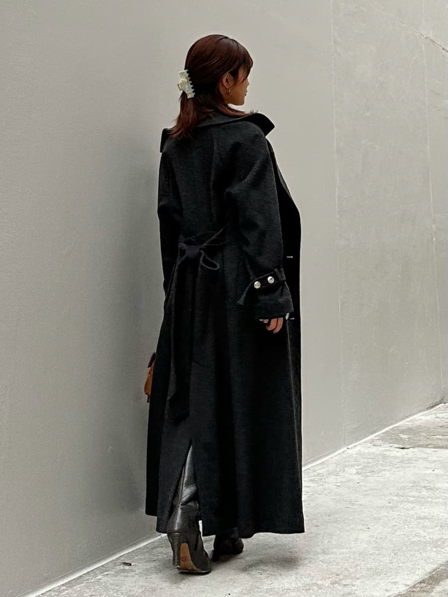 グレー系のブーツ、ブルー系のその他パンツ、グレー系のチェスターコートを着用したレディースの秋コーディネートの8枚目の写真