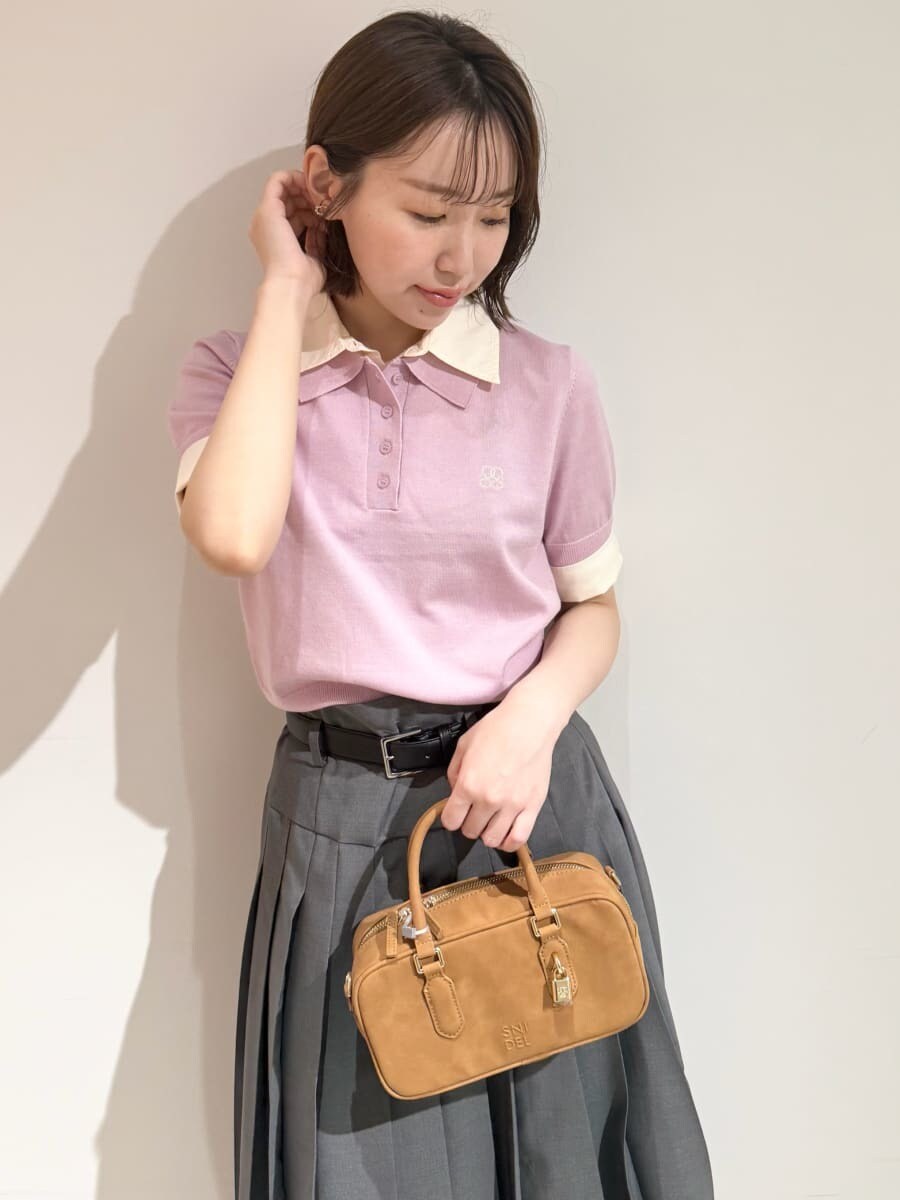 イエロー系のボストンバッグ、ピンク系のニット/セーター、グレー系のスカートを着用したレディースの夏コーディネートの3枚目の写真