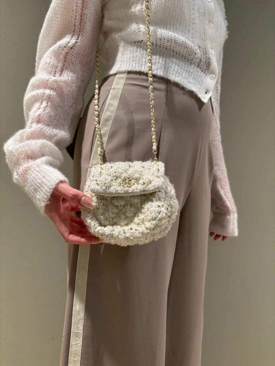 ホワイト系のカーディガン/ボレロ、ホワイト系のショルダーバッグ、ブラウン系のその他パンツを着用したレディースの冬コーディネートの8枚目の写真