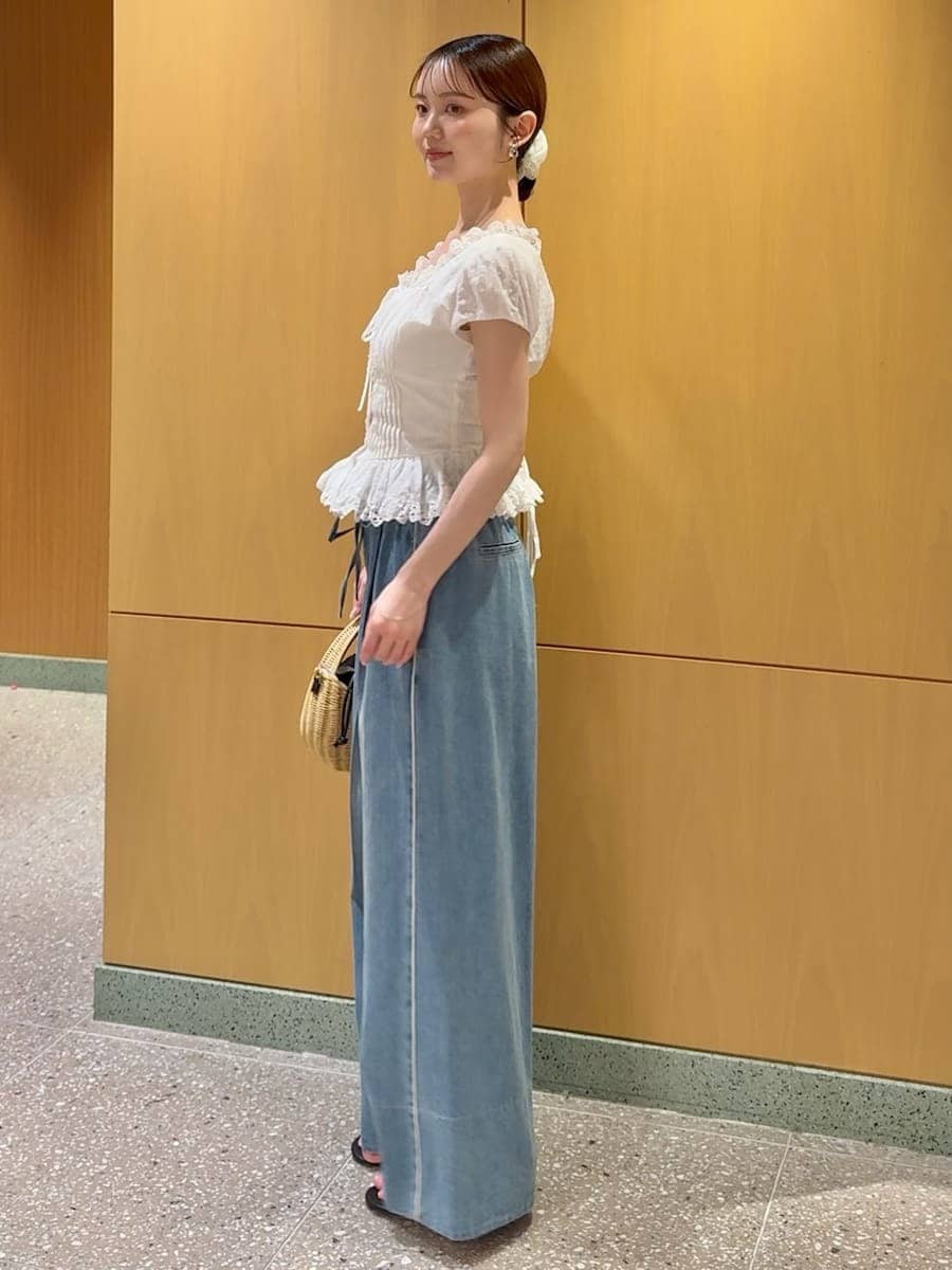 ブラック系のかごバッグ、ブルー系のその他パンツ、ホワイト系のシャツ/ブラウスを着用したレディースの春コーディネートの2枚目の写真