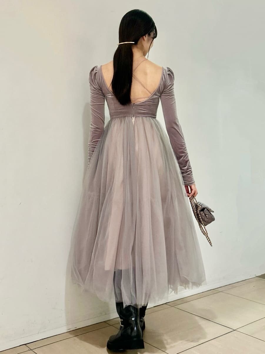 パープル系のワンピース、ブラック系のブルゾン、ブラック系のブーツを着用したレディースの夏コーディネートの5枚目の写真