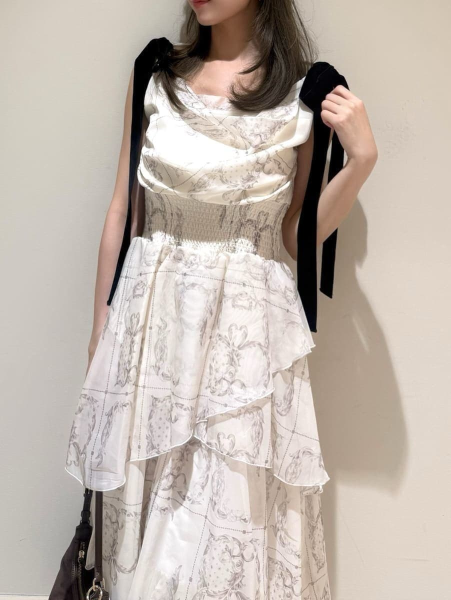 ブラウン系のサンダル、ブラウン系のショルダーバッグ、その他のイヤリングを着用したレディースの夏コーディネートの3枚目の写真