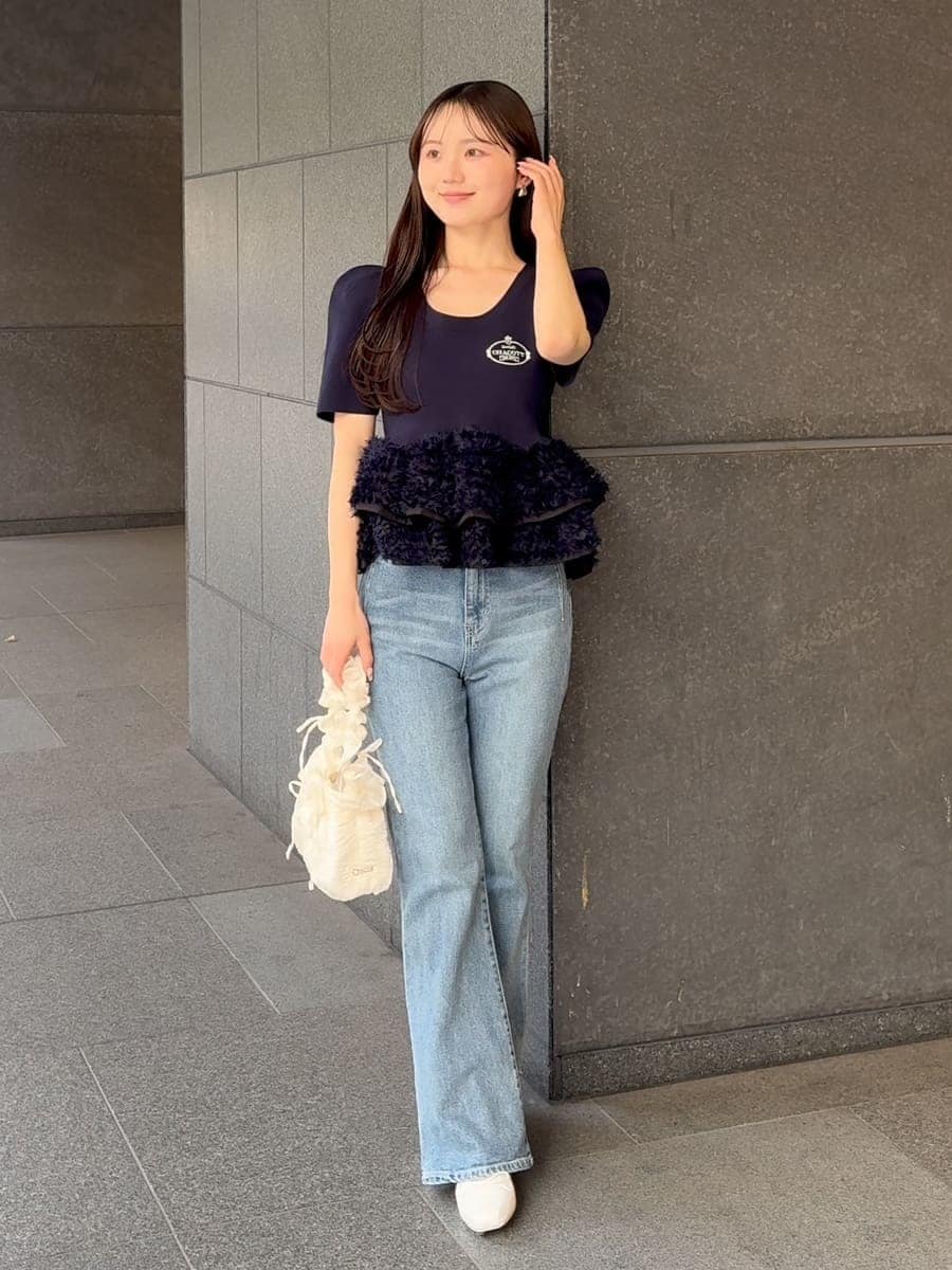 ブルー系のその他パンツ、ブルー系のニット/セーター、ホワイト系のパンプスを着用したレディースの春コーディネートの2枚目の写真