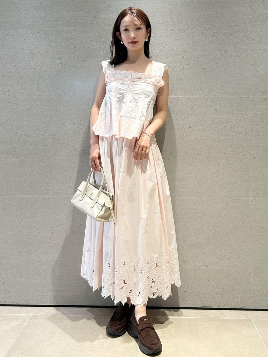 ホワイト系のボストンバッグ、ピンク系のスカート、ピンク系のシャツ/ブラウスを着用したレディースの春コーディネートの4枚目の写真