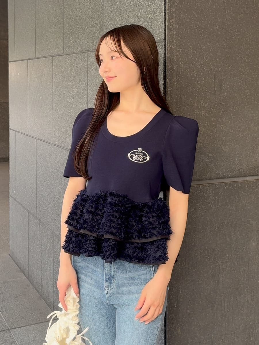 ブルー系のその他パンツ、ブルー系のニット/セーター、ホワイト系のパンプスを着用したレディースの春コーディネートの4枚目の写真