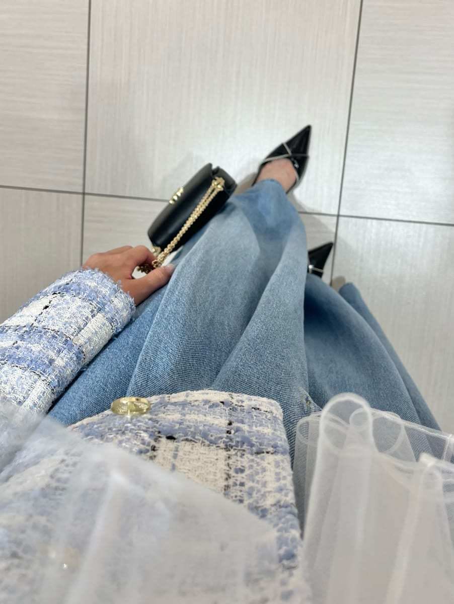 ブルー系のテーラードジャケット、ブルー系のデニムパンツ、ホワイト系のシャツ/ブラウスを着用したレディースの冬コーディネートの6枚目の写真