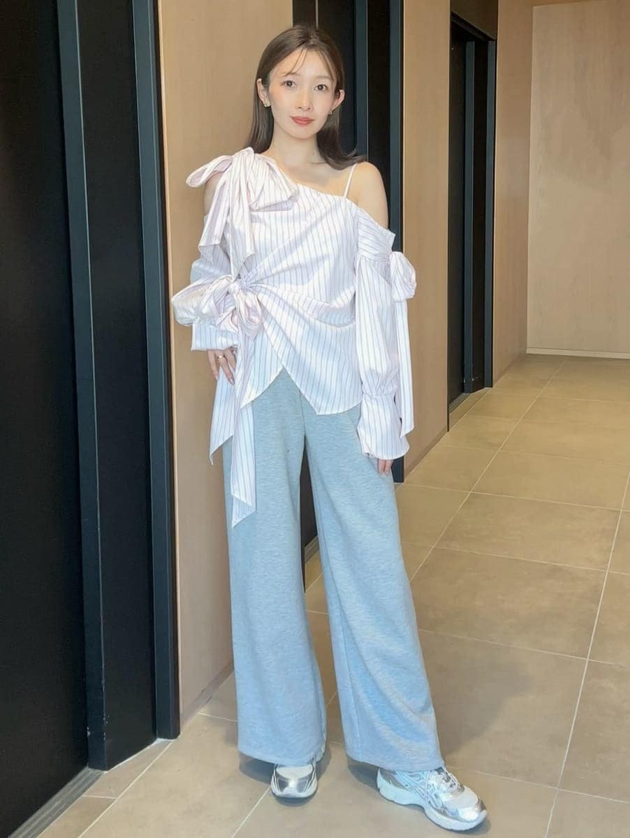 グレー系のスウェットパンツ、シルバー系のスニーカーを着用したレディースの冬コーディネートの4枚目の写真