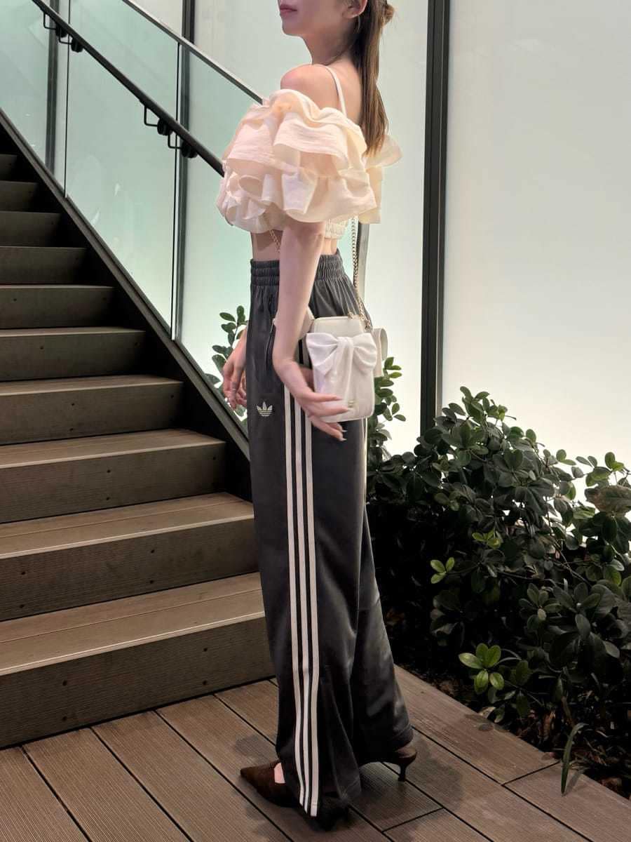 ホワイト系のシャツ/ブラウス、グレー系のその他パンツ、ブラウン系のパンプスを着用したレディースの冬コーディネートの3枚目の写真