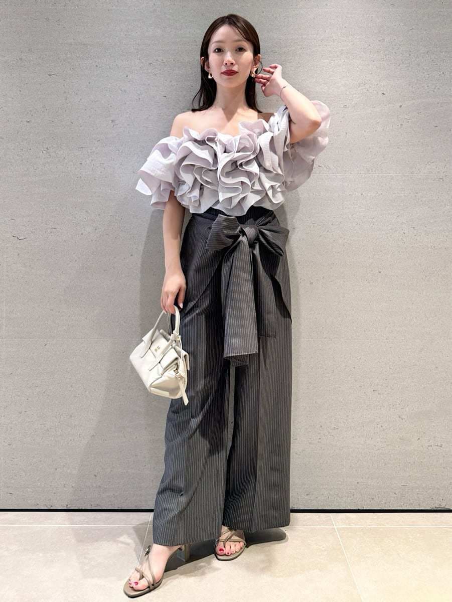 グレー系のその他パンツ、グレー系のシャツ/ブラウスを着用したレディースの春コーディネートの6枚目の写真