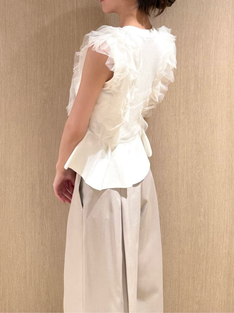 ベージュ系のその他パンツ、ホワイト系のニット/セーター、ブラウン系のサンダルを着用したレディースの夏コーディネートの4枚目の写真
