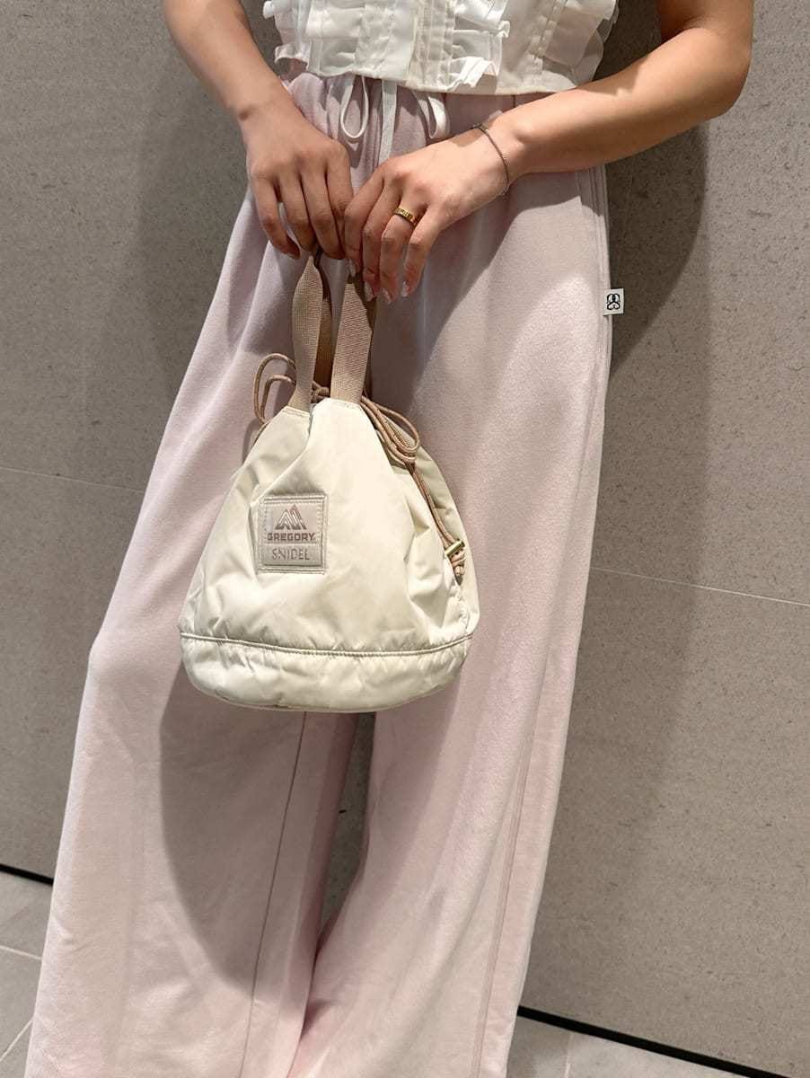 ホワイト系のシャツ/ブラウス、ピンク系のスウェットパンツ、ホワイト系のサンダルを着用したレディースの夏コーディネートの3枚目の写真