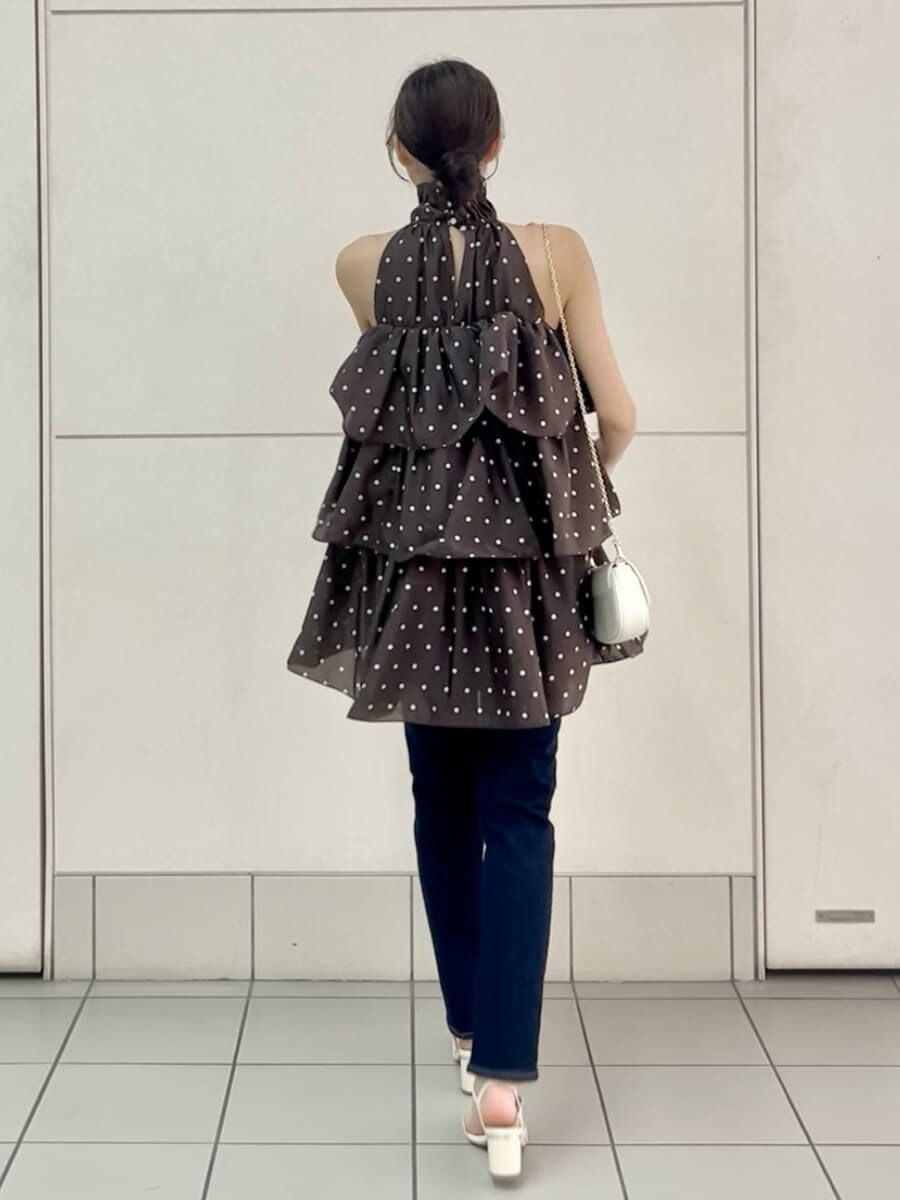 ブルー系のその他パンツ、ブラウン系のワンピース、ホワイト系のショルダーバッグを着用したレディースの春コーディネートの3枚目の写真