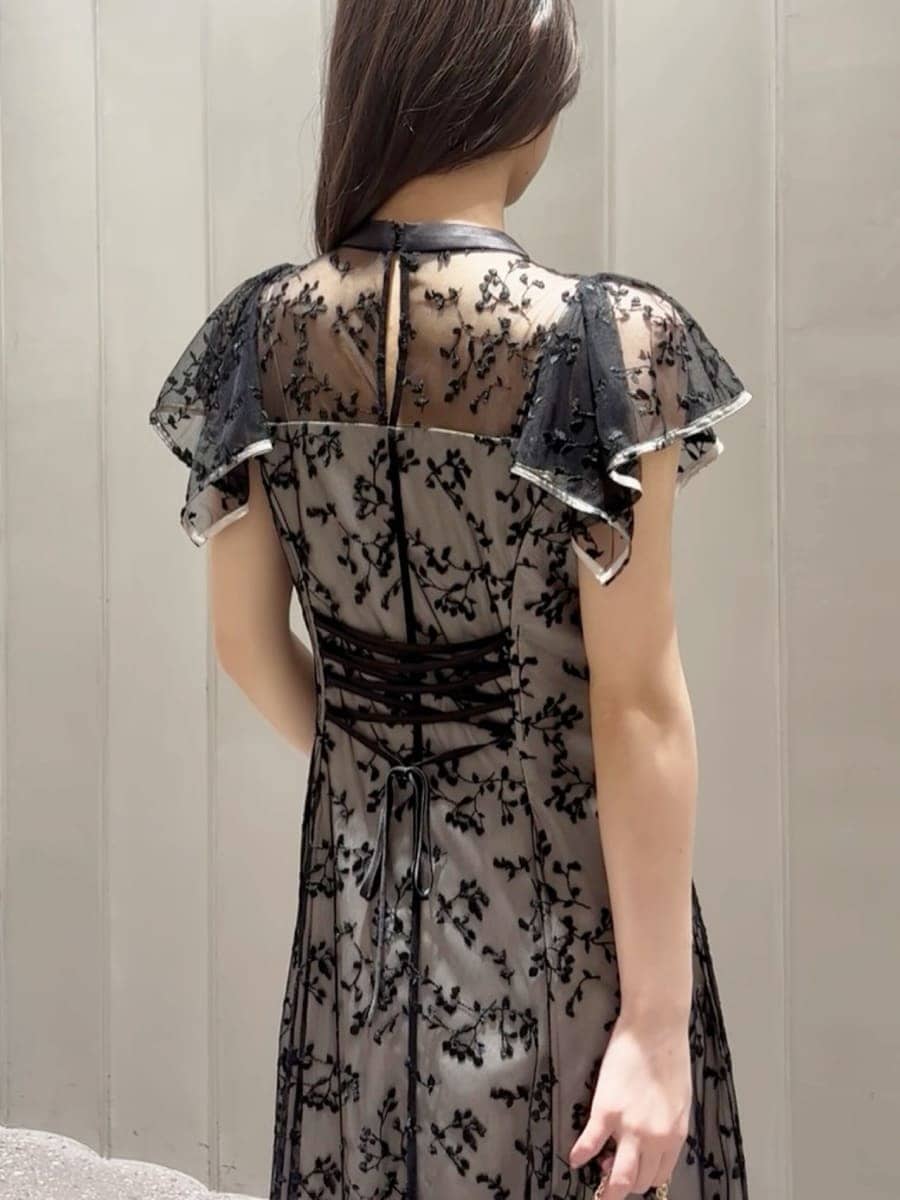 ブラック系のパンプス、ブラック系のショルダーバッグ、ブラック系のドレスを着用したレディースの春コーディネートの6枚目の写真