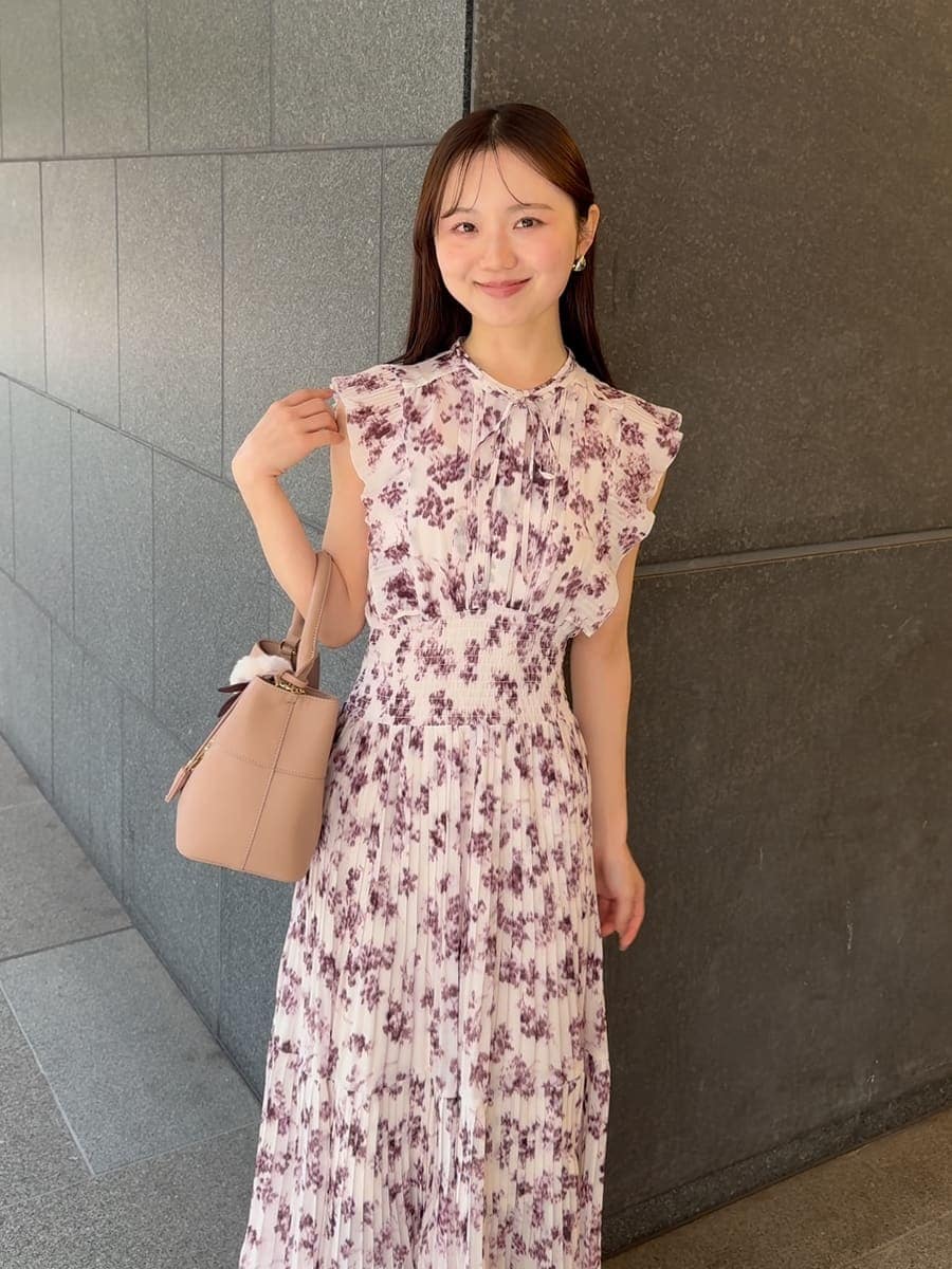 ピンク系のショルダーバッグ、ピンク系のワンピース、ブラウン系のカーディガン/ボレロを着用したレディースの冬コーディネートの6枚目の写真