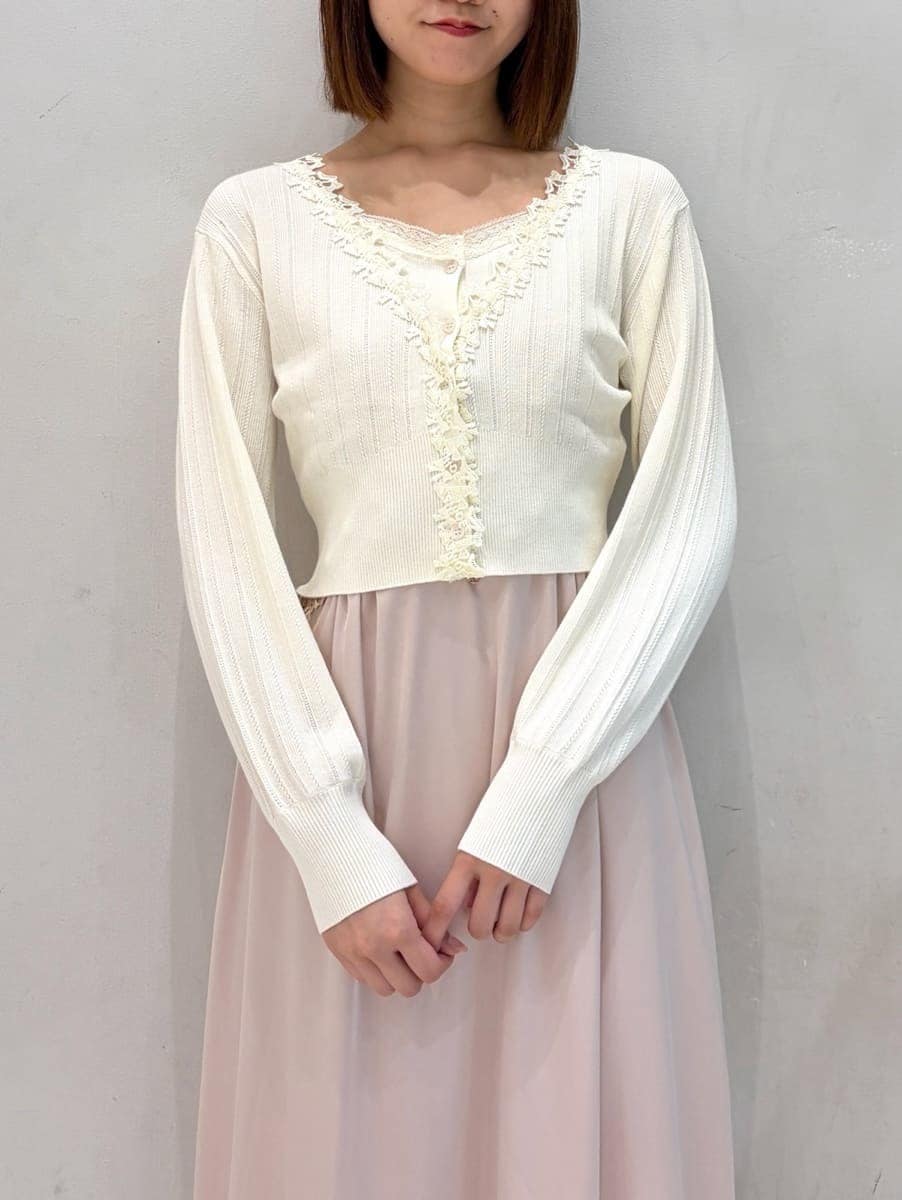 ピンク系のワンピース、ホワイト系のカーディガン/ボレロ、ピンク系のトートバッグを着用したレディースの夏コーディネートの5枚目の写真