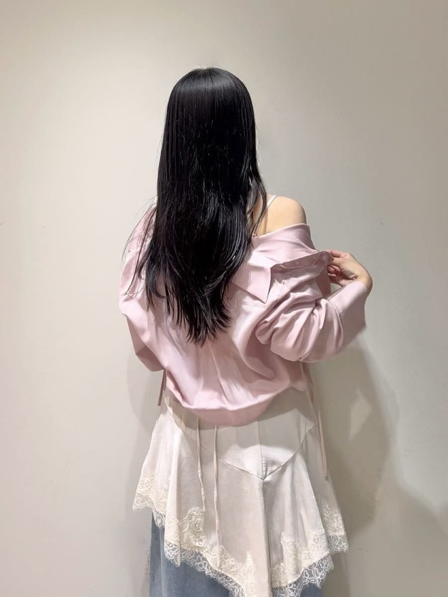 ブルー系のデニムパンツ、ブラック系のサンダル、ピンク系のシャツ/ブラウスを着用したレディースの夏コーディネートの5枚目の写真