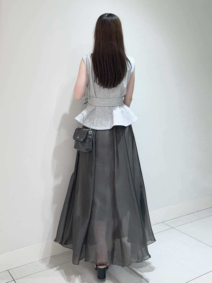 グレー系のワンピース、ブラック系のサンダルを着用したレディースの夏コーディネートの4枚目の写真