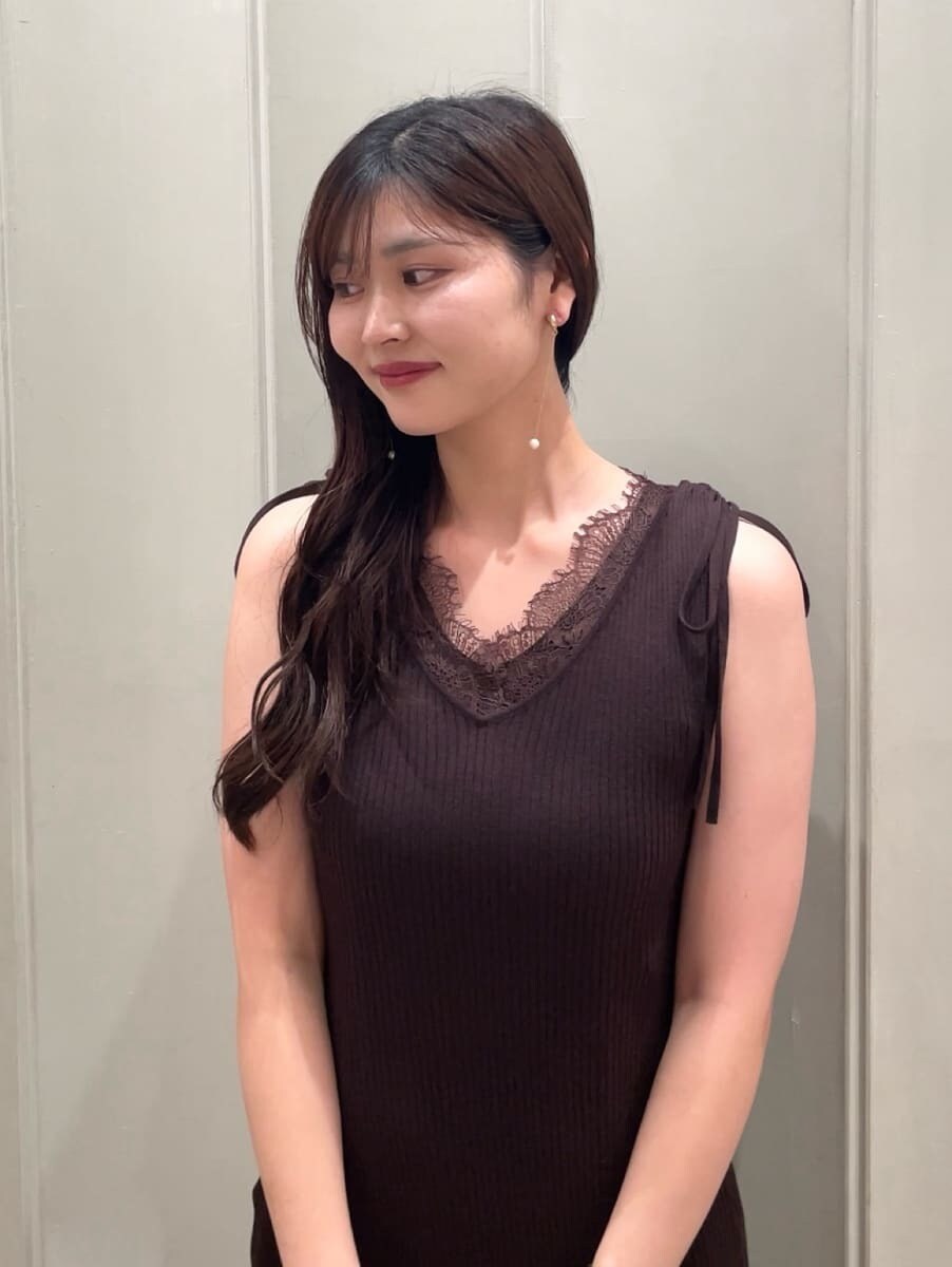 ブラウン系のワンピース、ブラウン系のサンダル、ベージュ系のショルダーバッグを着用したレディースの夏コーディネートの9枚目の写真
