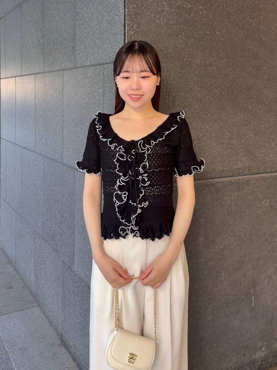 ホワイト系のショルダーバッグ、ホワイト系のその他パンツ、ブラック系のニット/セーターを着用したレディースの春コーディネートの4枚目の写真