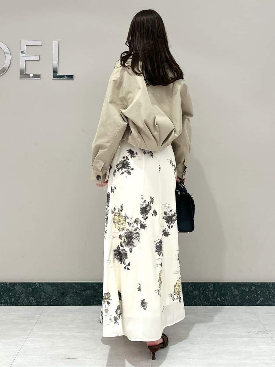 ベージュ系のブルゾン、イエロー系のワンピース、ブラウン系のパンプスを着用したレディースの春コーディネートの4枚目の写真