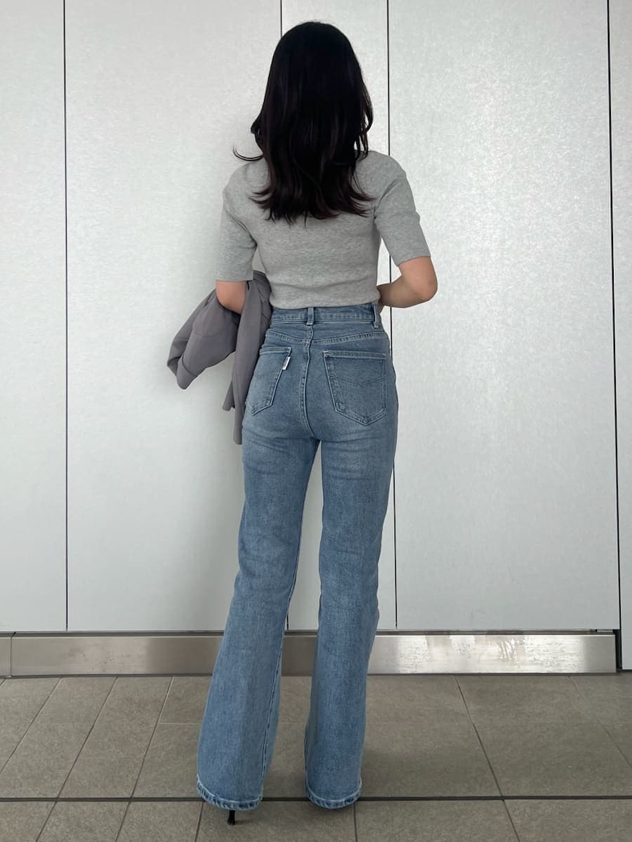 ブルー系のその他パンツ、グレー系のテーラードジャケット、グレー系のニット/セーターを着用したレディースの春コーディネートの7枚目の写真