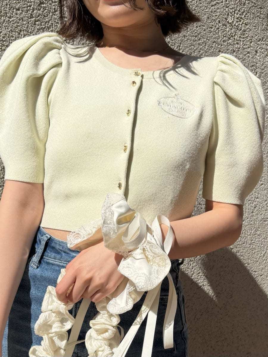 ブルー系のその他パンツ、イエロー系のカーディガン/ボレロ、その他のパンプスを着用したレディースの春コーディネートの9枚目の写真