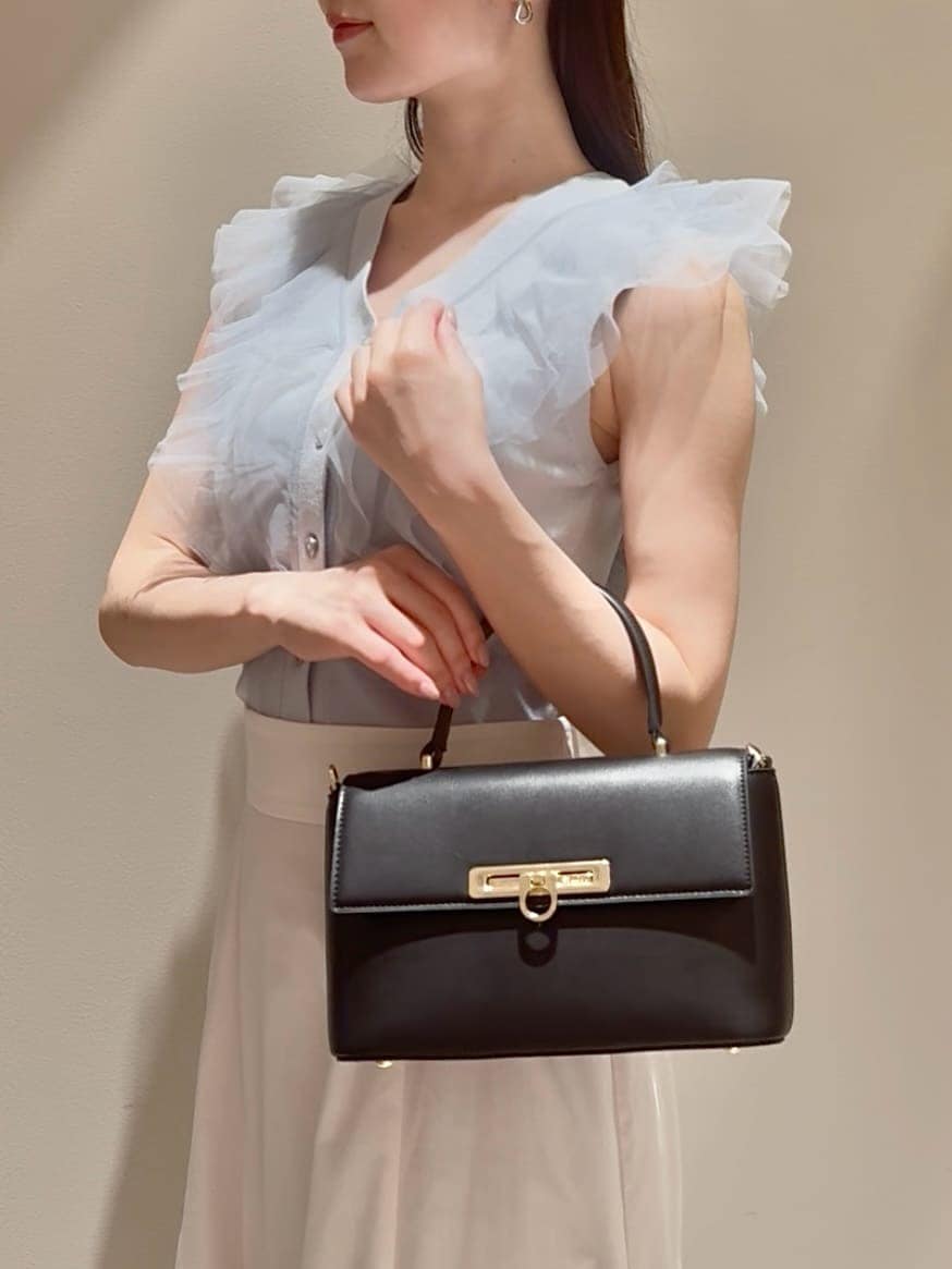 ブルー系のニット/セーター、ホワイト系のスカート、ブラック系のサンダルを着用したレディースの夏コーディネートの6枚目の写真