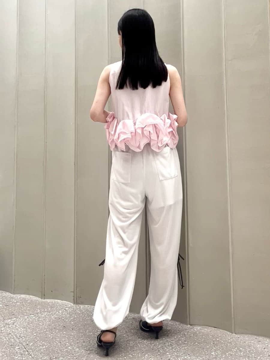 ブラック系のパンプス、ホワイト系のその他パンツ、ピンク系のシャツ/ブラウスを着用したレディースの春コーディネートの3枚目の写真