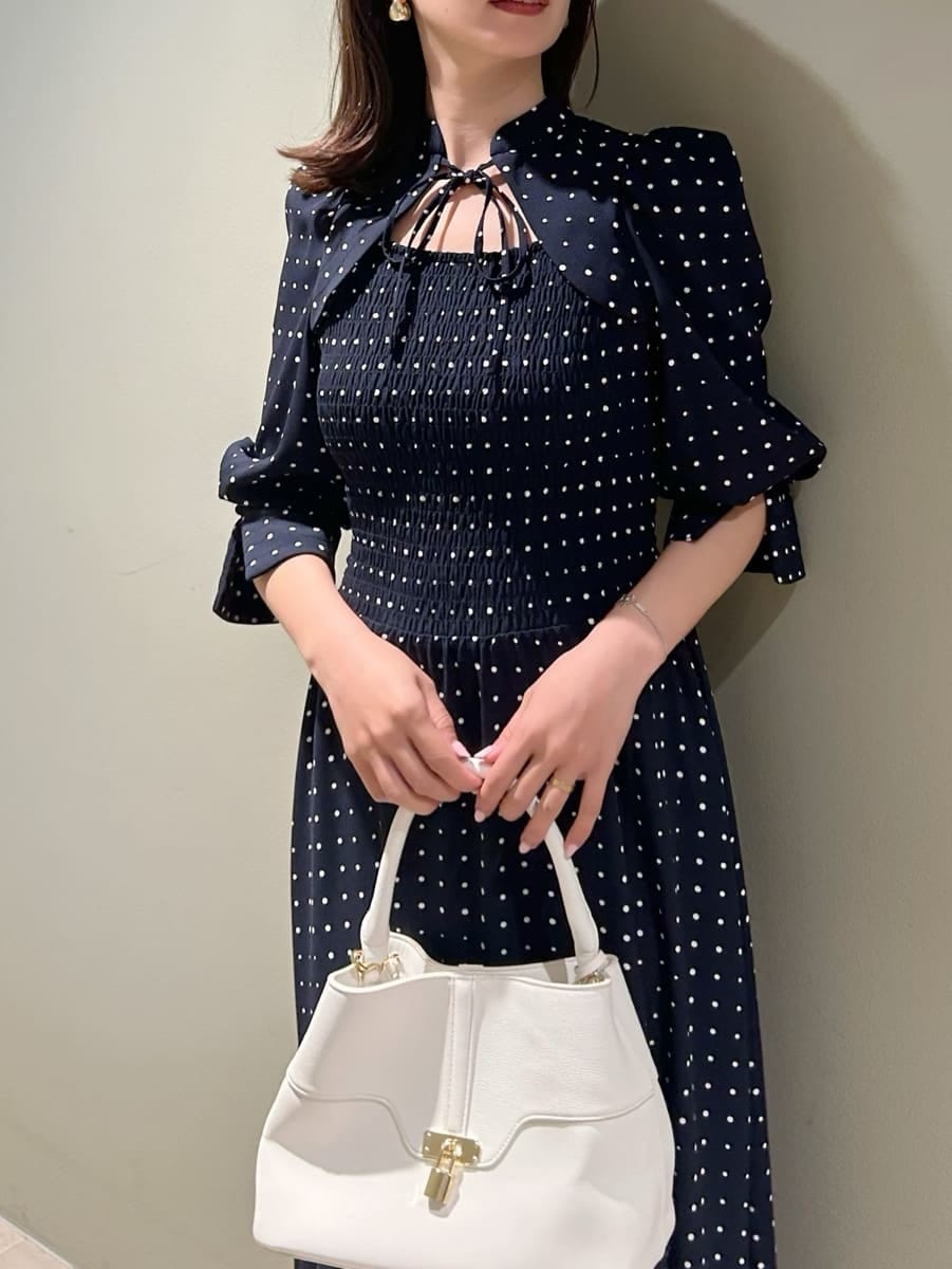 ホワイト系のハンドバッグ、ブルー系のワンピースを着用したレディースの春コーディネートの3枚目の写真