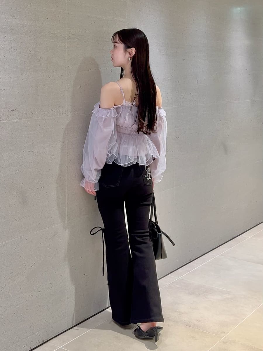 ブラック系のデニムパンツ、パープル系のシャツ/ブラウス、ブラック系のサンダルを着用したレディースの秋コーディネートの3枚目の写真