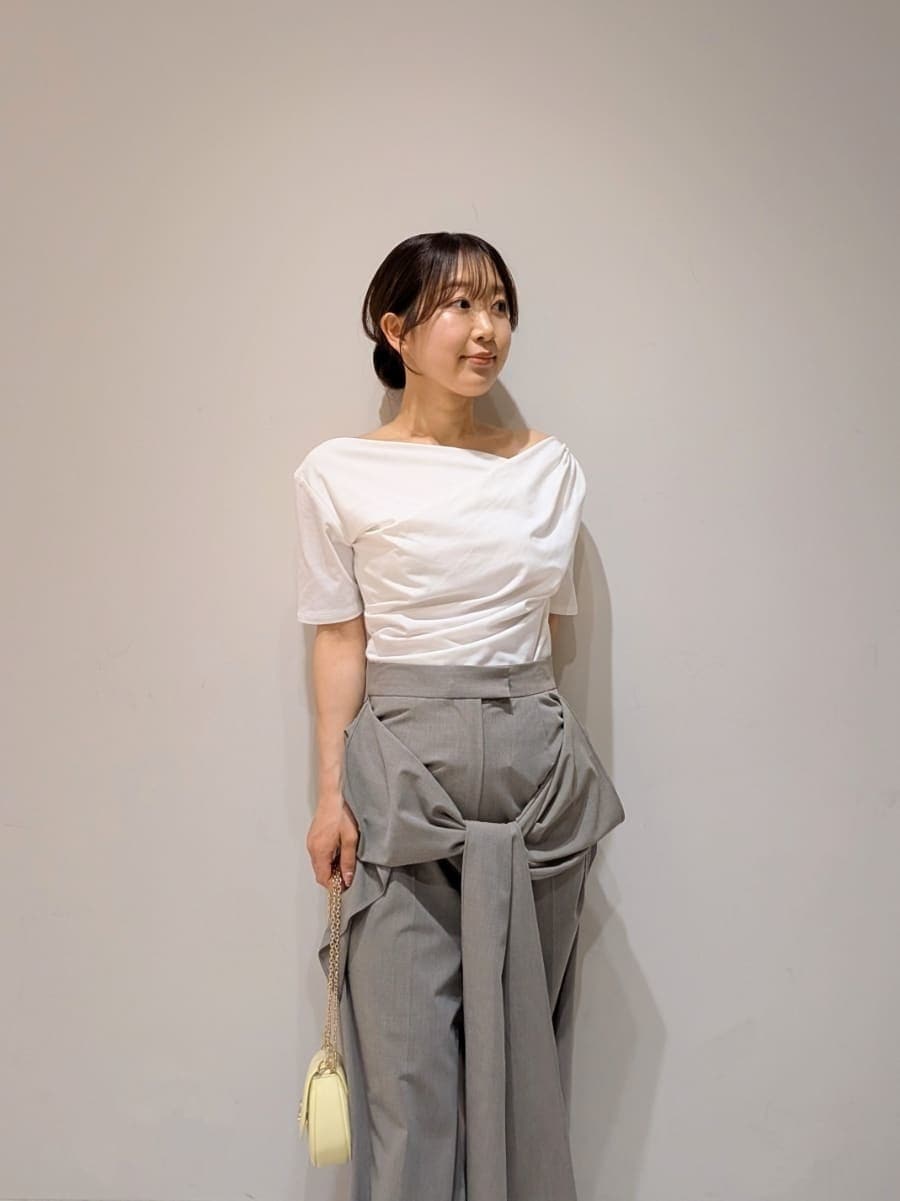 ベージュ系のその他パンツ、ホワイト系のTシャツ/カットソー、ブラック系のパンプスを着用したレディースの春コーディネートの3枚目の写真