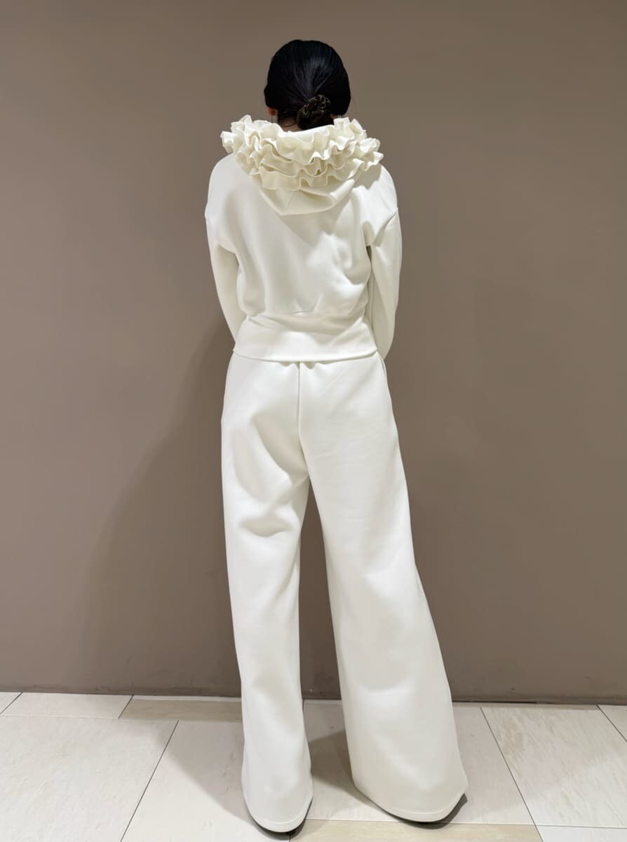 ホワイト系のパーカー、ホワイト系のスウェットパンツを着用したレディースの冬コーディネートの2枚目の写真