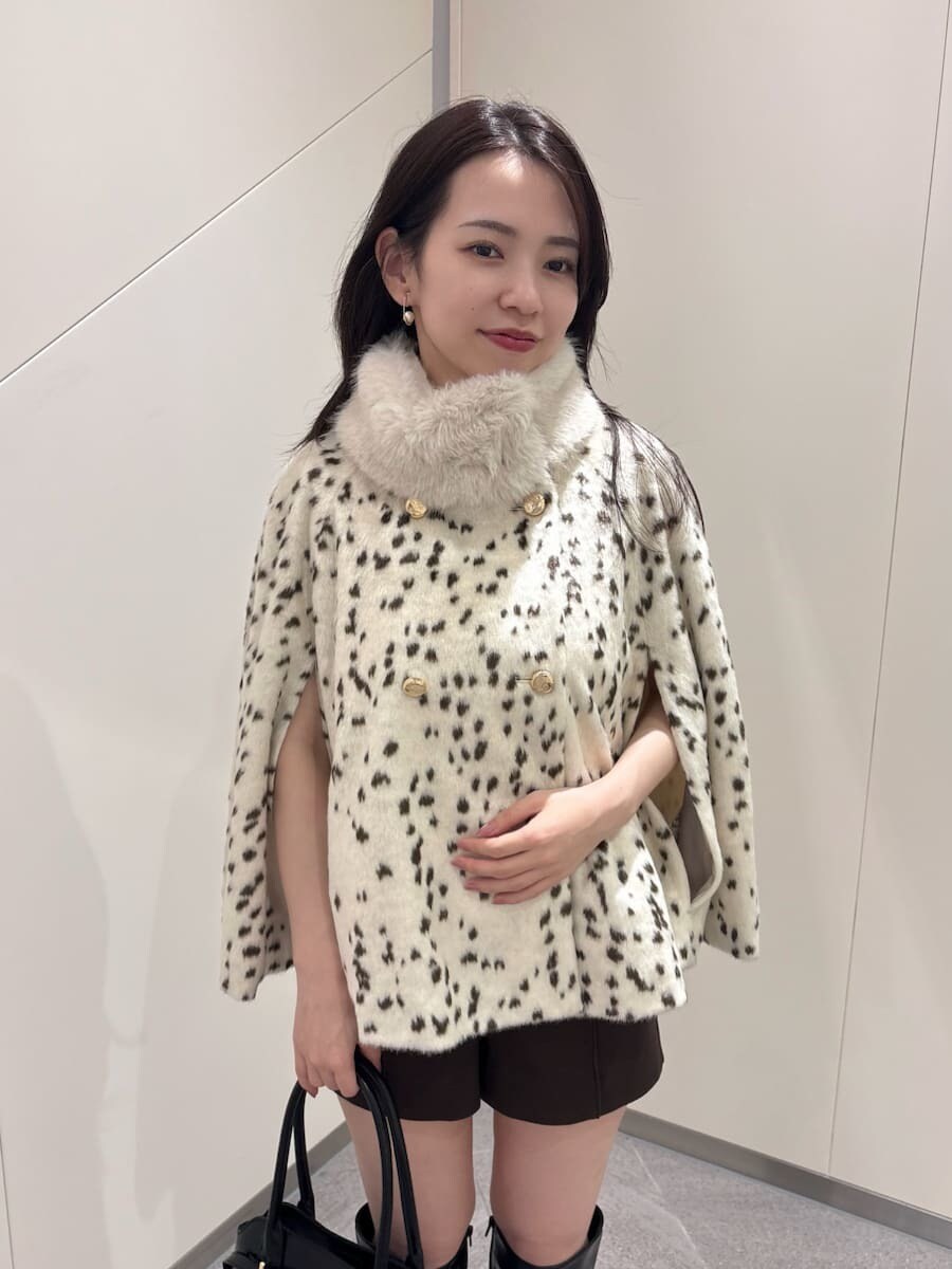 その他のチェスターコート、ホワイト系のニット/セーター、ブラック系のブーツを着用したレディースの秋コーディネートの4枚目の写真