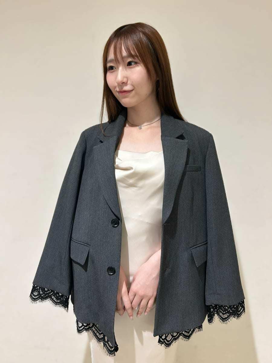 グレー系のテーラードジャケット、ホワイト系のワンピース、その他のパンプスを着用したレディースの秋コーディネートの4枚目の写真