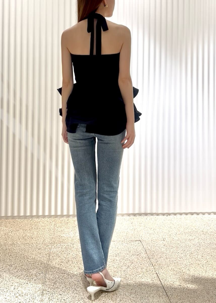 ブルー系のその他パンツ、その他のパンプス、ブラック系のニット/セーターを着用したレディースの春コーディネートの2枚目の写真