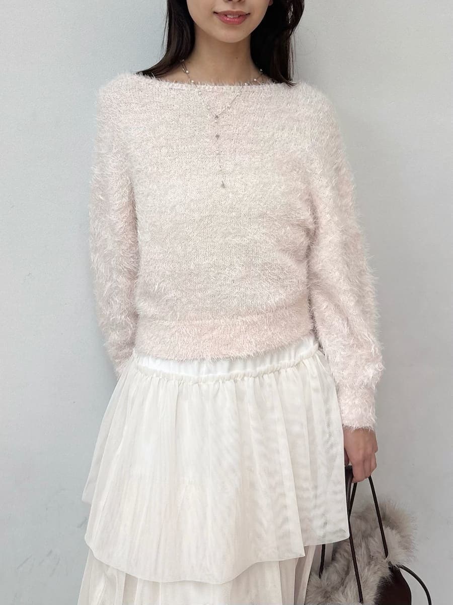 レッド系のブーツ、グレー系のチェスターコート、ホワイト系のスカートを着用したレディースの冬コーディネートの9枚目の写真