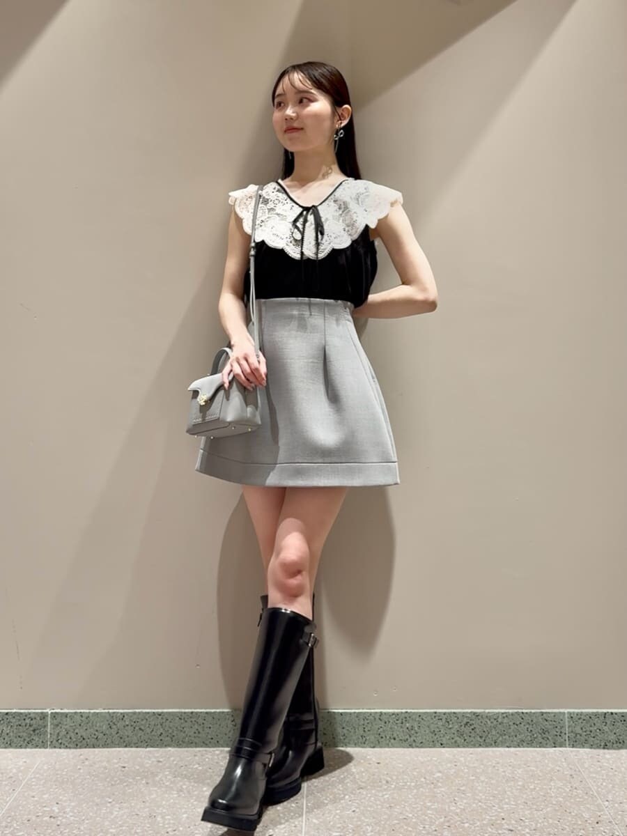 ブラック系のシャツ/ブラウス、グレー系のその他パンツ、ブラック系のブーツを着用したレディースの夏コーディネートの2枚目の写真