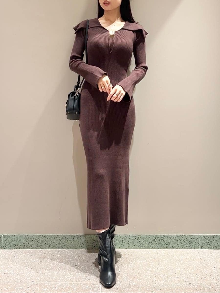 その他のテーラードジャケット、ブラウン系のワンピース、ブラック系のショルダーバッグを着用したレディースの秋コーディネートの4枚目の写真