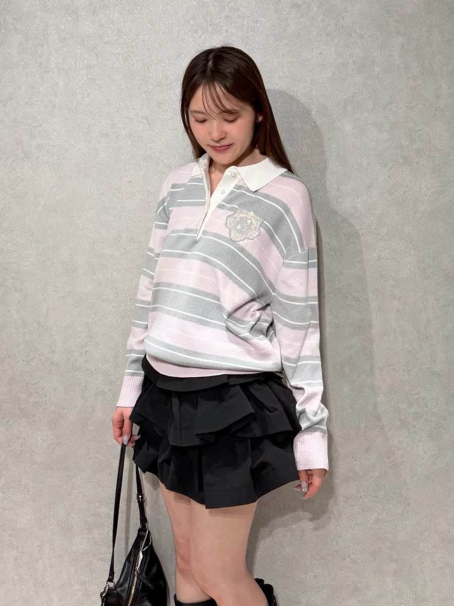 ブラック系のその他パンツ、ピンク系のポロシャツ、ブラック系のブーツを着用したレディースの夏コーディネートの5枚目の写真