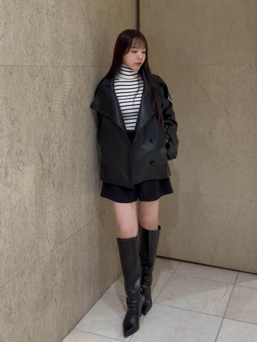 ブラック系のブルゾン、ブラック系のその他パンツ、その他のニット/セーターを着用したレディースの秋コーディネートの2枚目の写真