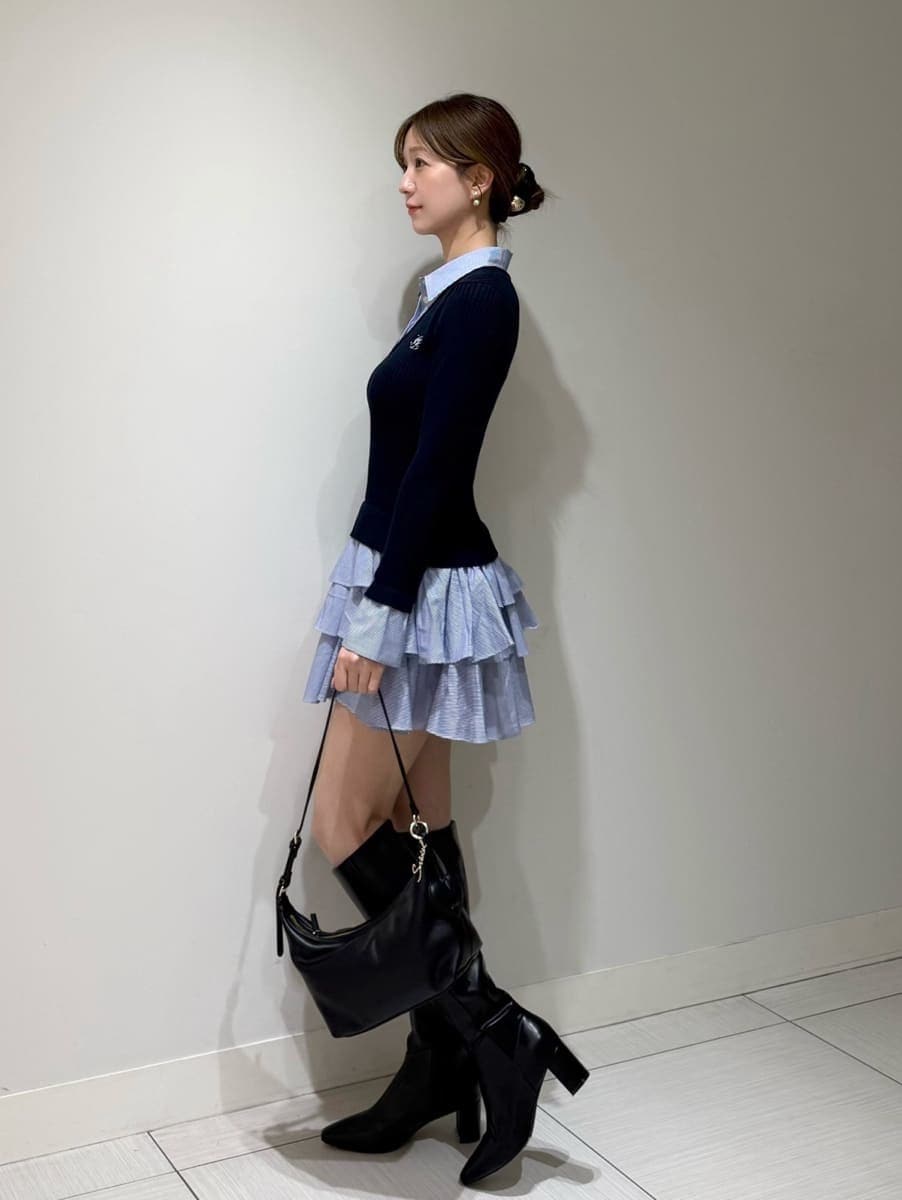ブルー系のワンピース、ブラック系のブーツ、ブラック系のショルダーバッグを着用したレディースの秋コーディネートの2枚目の写真