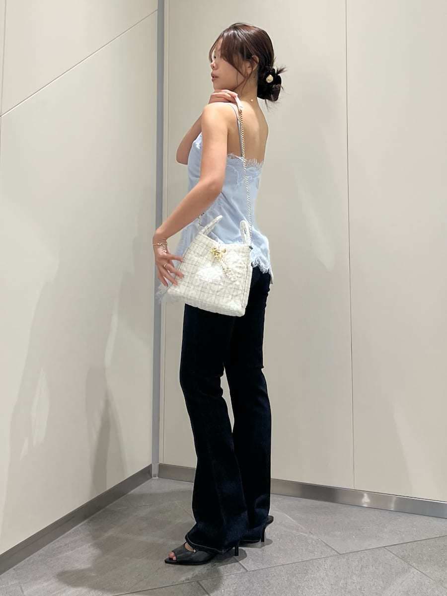 ブルー系のデニムパンツ、ブルー系のテーラードジャケット、ブルー系のキャミソールを着用したレディースの秋コーディネートの6枚目の写真