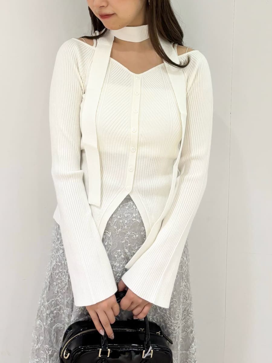 ホワイト系のニット/セーター、グリーン系のスカート、ブラック系のブーツを着用したレディースの秋コーディネートの4枚目の写真