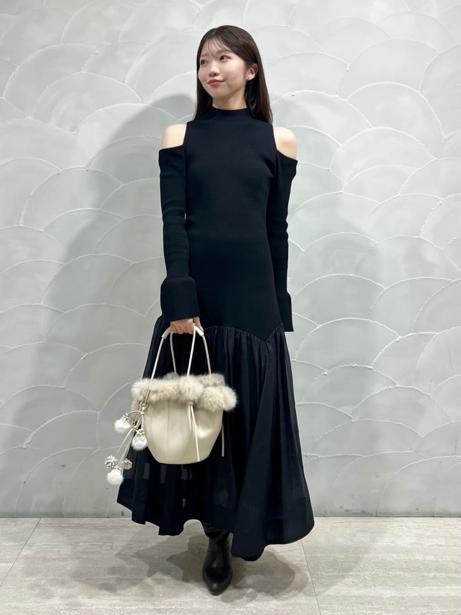 その他のテーラードジャケット、ブラック系のワンピース、ホワイト系のハンドバッグを着用したレディースの秋コーディネートの3枚目の写真